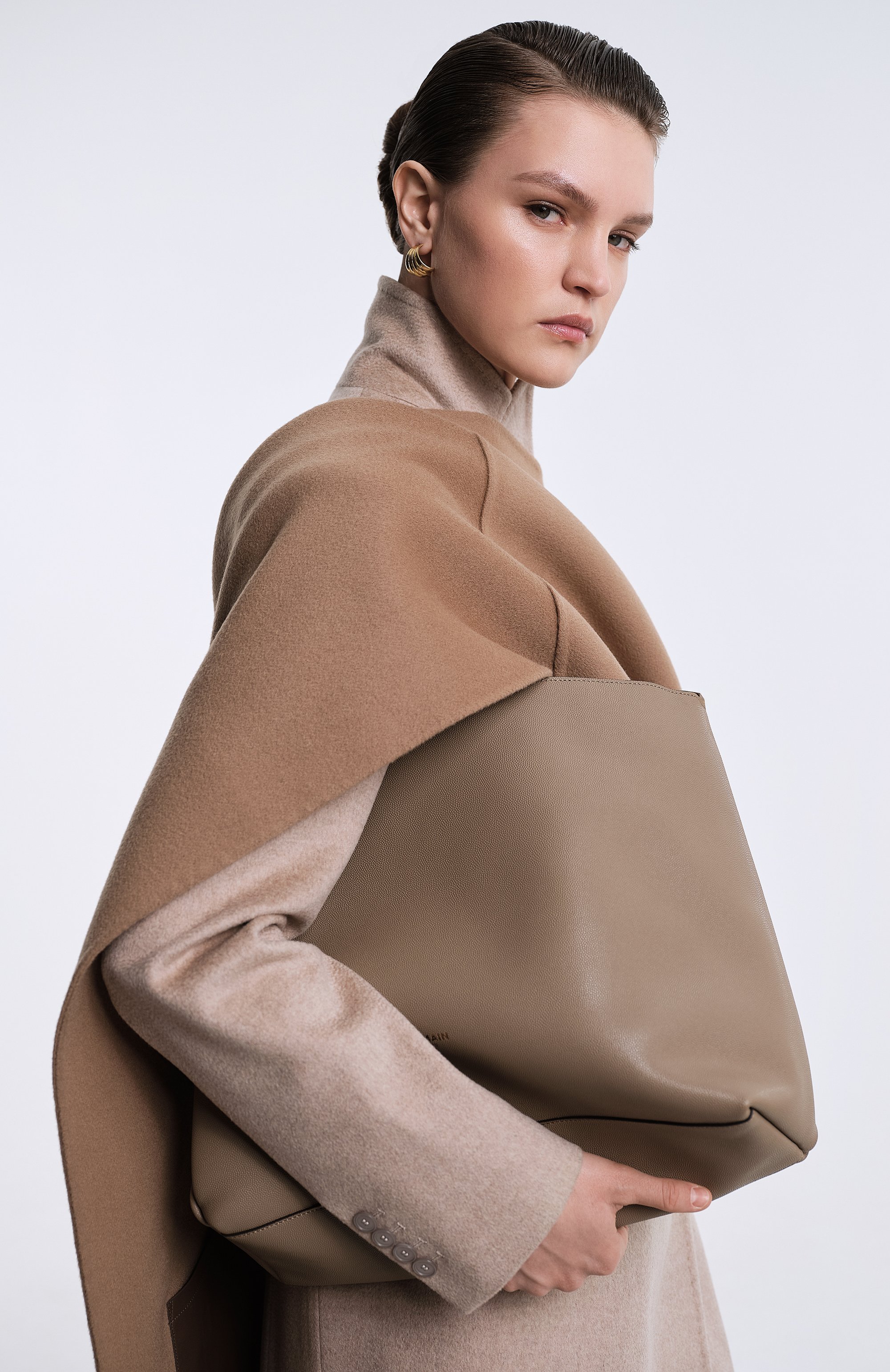 Сумка-тоут emblème BALMAIN темно-бежевого цвета по цене 119500 руб., арт. DN1FE836/LGSR, фото 9 Сумка-тоут emblème BALMAIN, арт. DN1FE836/LGSR, фото 9