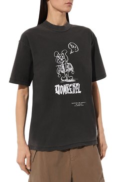 Женская хлопковая футболка DOMREBEL темно-серого цвета, арт. C0MIC YA/T-SHIRT | Фото 3 (Рукава: Короткие; Длина (для топов): Стандартные; Стили: Гранж; Принт: С принтом; Материал сплава: Проставлено; Материал внешний: Хлопок; Женское Кросс-КТ: Футболка-�одежда; Драгоценные камни: Проставлено)