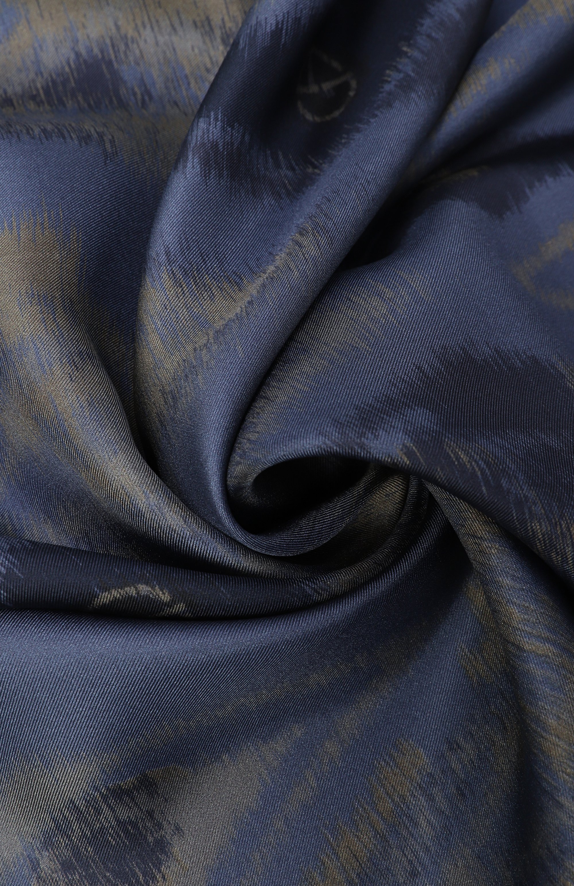 Шелковая шаль GIORGIO ARMANI темно-синего цвета по цене 127500 руб., арт. GW001976/AF19165, фото 3 Шелковая шаль GIORGIO ARMANI, арт. GW001976/AF19165, фото 3