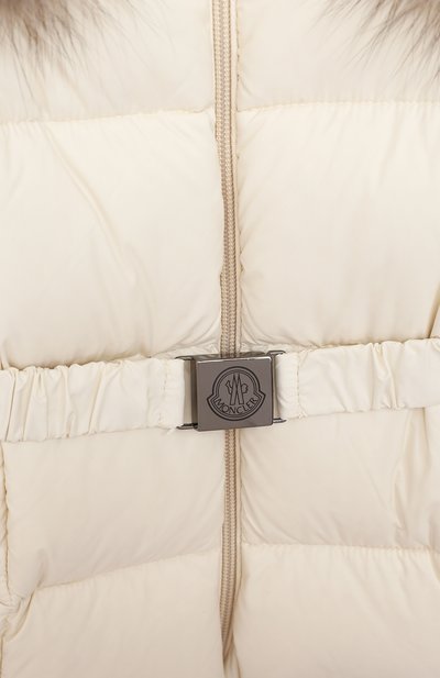 Пуховый комбинезон с пинетками MONCLER бежевого цвета по цене 79950 руб., арт. F2-951-1G506-02-53079/3M-18M, фото 3 Пуховый комбинезон с пинетками MONCLER, арт. F2-951-1G506-02-53079/3M-18M, фото 3
