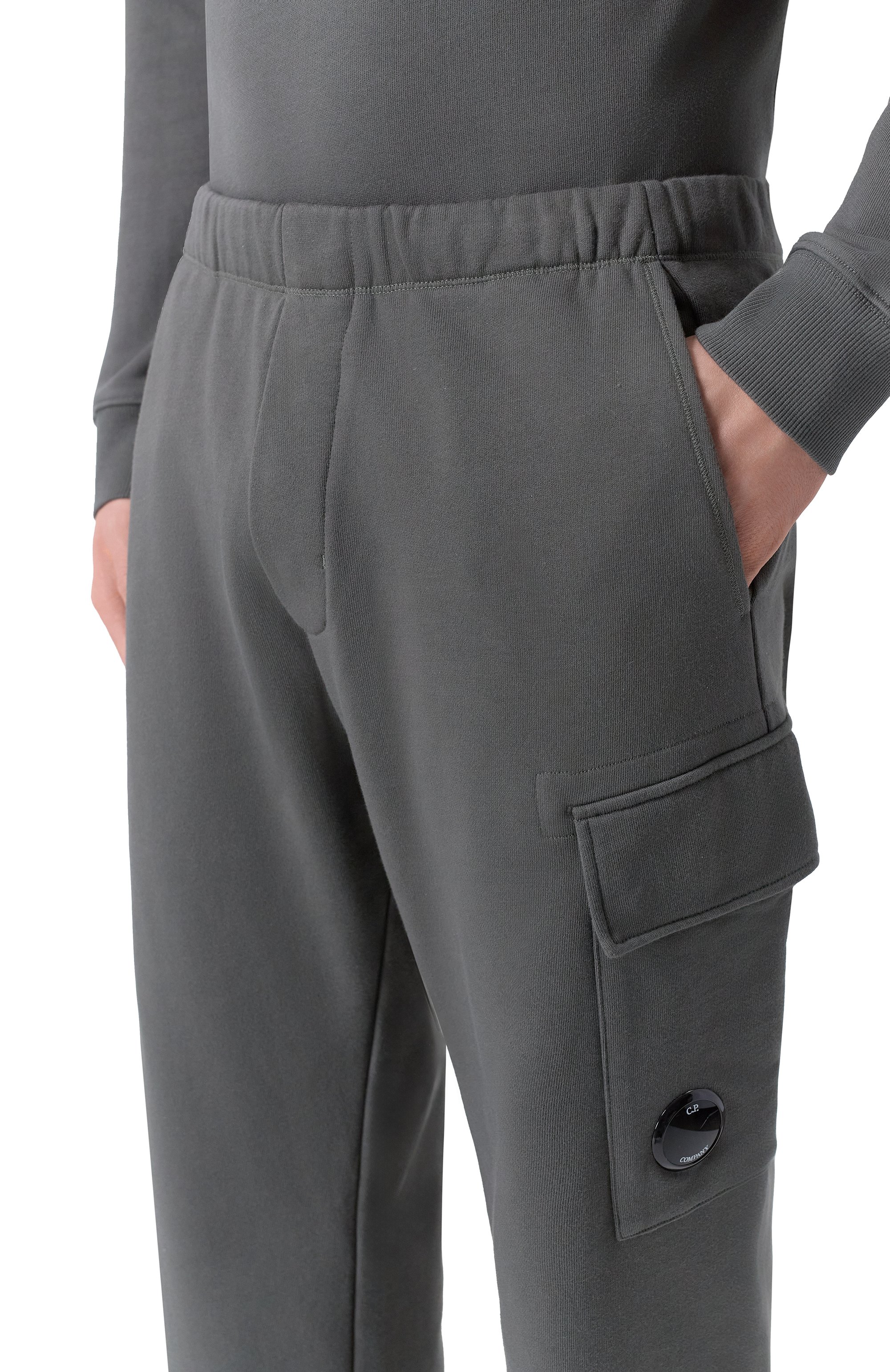Хлопковые брюки C.P. COMPANY темно-серого цвета по цене 32800 руб., арт. 20CMSP066A/005086W, фото 5 Хлопковые брюки C.P. COMPANY, арт. 20CMSP066A/005086W, фото 5