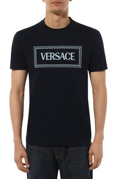 Мужская хлопковая футболка VERSACE темно-синего цвета, арт. 1011694/1A08584 | Фото 3 (Рукава: Короткие; Материал внешний: Хлопок; Длина (для топов): Стандартные; Принт: С принтом; Стили: Кэжуэл; Мужское Кросс-КТ: Футболка-одежда; Кросс-КТ: Джерси)