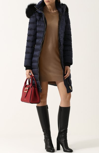 Удлиненный стеганый пуховик с меховой отделкой капюшона и поясом BURBERRY, арт. 4061055, фото 2