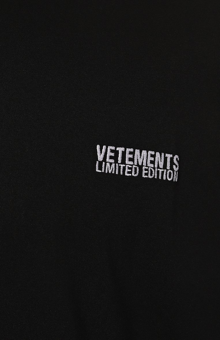 Мужская хлопковая футболка VETEMENTS черного цвета, арт. UE64TR500BW | Фото 5 (Принт: Без принта; Рукава: Короткие, 3/4; Длина (для топов): Удлиненные; Материал сплава: Проставлено; Материал внешний: Хлопок; Стили: Спорт-шик; Драгоценные камни: Проставлено)