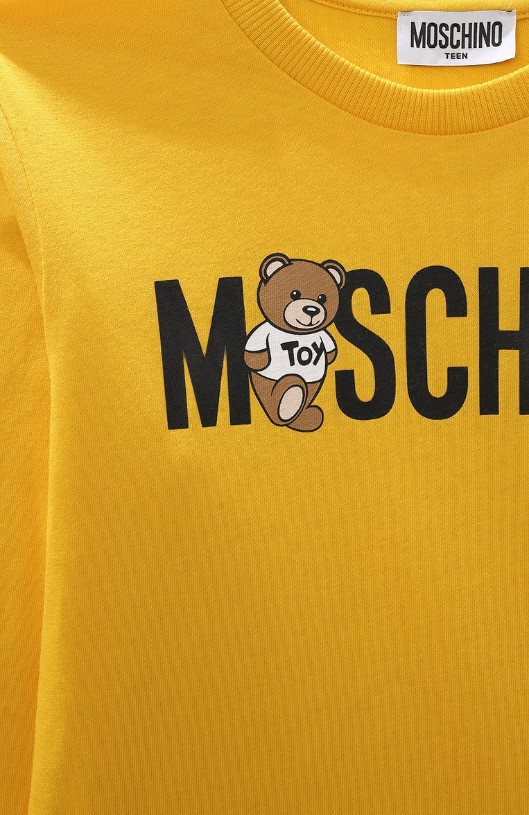 Детская хлопковый лонгслив MOSCHINO желтого цвета, арт. HU000R/LAA20/10A-14A | Фото 3 (Драгоценные камни: Проставлено; Материал внешний: Хлопок; Материал сплава: Проставлено; Рукава: Длинные; Мальчики Кросс-КТ: Лонгслив-одежда)