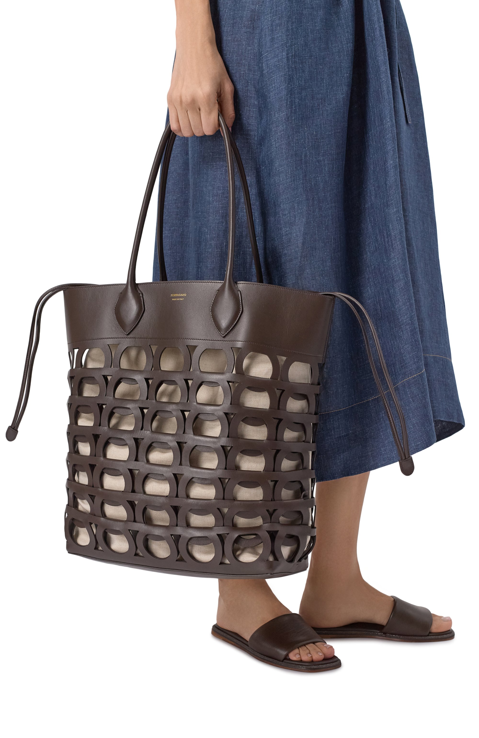 Сумка-тоут gancini large FERRAGAMO темно-коричневого цвета по цене 343000 руб., арт. 21A013/782829, фото 2 Сумка-тоут gancini large FERRAGAMO, арт. 21A013/782829, фото 2