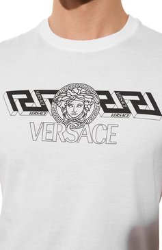 Мужская хлопковая футболка VERSACE белого цвета, арт. 1003906/1A028001W000 | Фото 5 (Рукава: Короткие; Региональные ограничения белый список (Axapta Mercury): Не проставлено; Длина (для топов): Стандартные; Принт: С принтом; Материал сплава: Проставлено; Нос: Не проставлено; Материал внешний: Хлопок; Драгоценные камни: Проставлено; Стили: Кэжуэл)