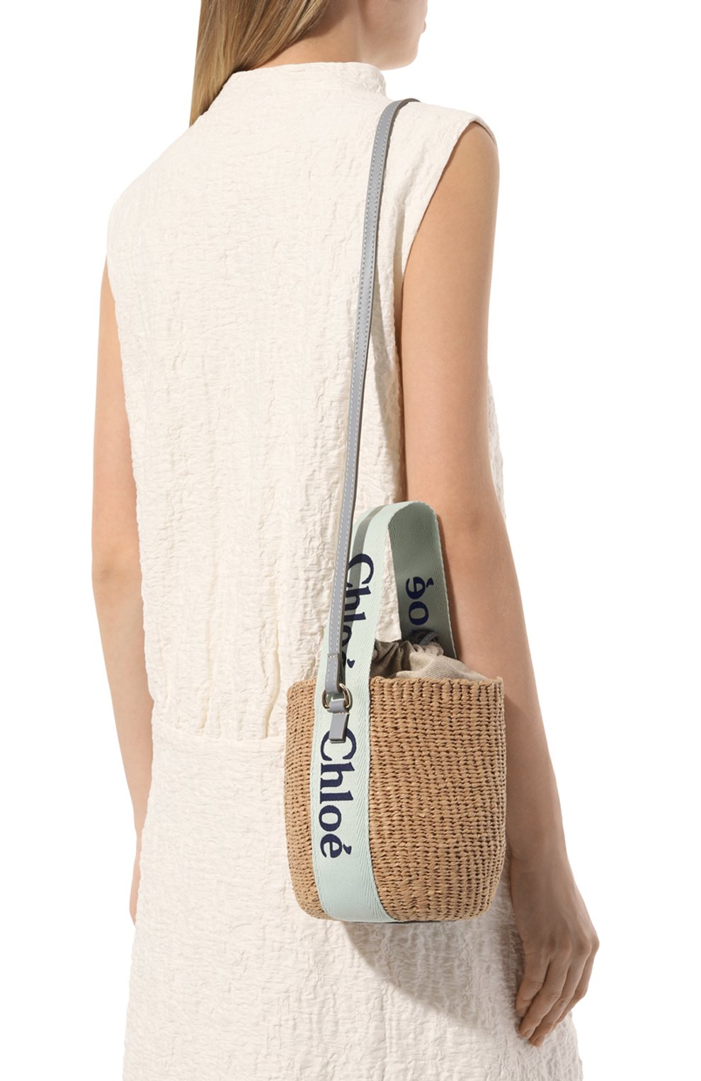 Сумка chloé x mifuko woody small CHLOÉ бежевого цвета по цене 97700 руб., арт. CHC23AS381L18, фото 2 Сумка chloé x mifuko woody small CHLOÉ, арт. CHC23AS381L18, фото 2