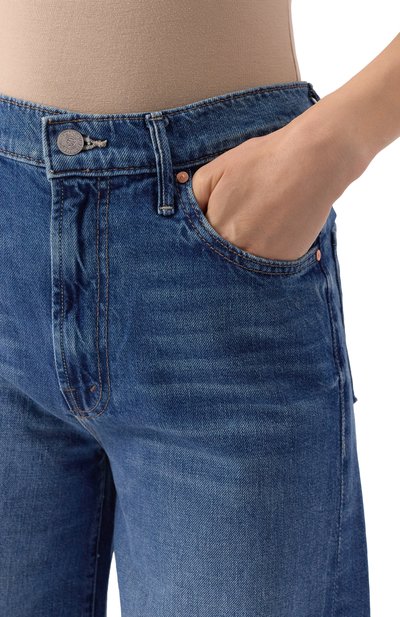 Джинсы the undercover sneak MOTHER синего цвета по цене 47750 руб., арт. 11105-1230, фото 5 Джинсы the undercover sneak MOTHER, арт. 11105-1230, фото 5