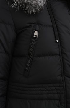 Женский пуховик MONCLER черного цвета, арт. F2-093-1B510-02-C0059 | Фото 6 (Рукава: Длинные; Материал подклада: Синтетический материал; Материал внешний: Синтетический материал; Стили: Кэжуэл; Кросс-КТ: Пуховик; Длина (верхняя одежда): До середины бедра; Материал утеплителя: Пух и перо; Материал сплава: Проставлено; Драгоценные камни: Проставлено)