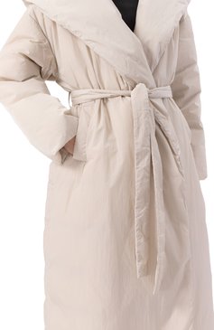 Женский пуховик JACOB LEE молочного цвета, арт. WDC0200AW24EC | Фото 5 (Рукава: Длинные; Материал утеплителя: Пух и перо; Драгоценные камни: Проставлено; Материал сплава: Проставлено; Длина (верхняя одежда): Длинные; Кросс-КТ: Пуховик; Стили: Кэжуэл; Материал внешний: Синтетический материал)