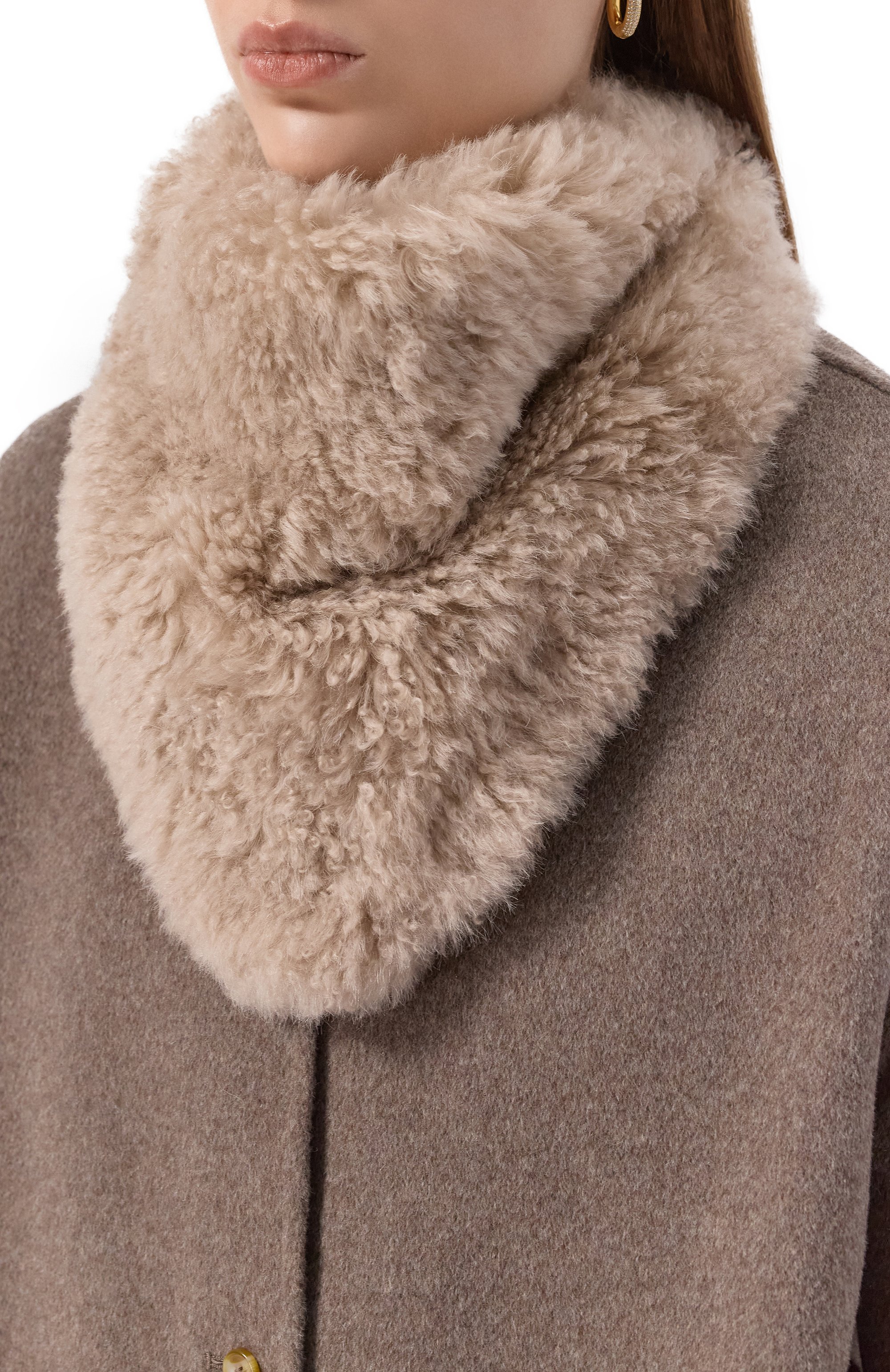 Шерстяной воротник YVES SALOMON светло-бежевого цвета по цене 49950 руб., арт. 26WAA619XXMAAG, фото 2 Шерстяной воротник YVES SALOMON, арт. 26WAA619XXMAAG, фото 2