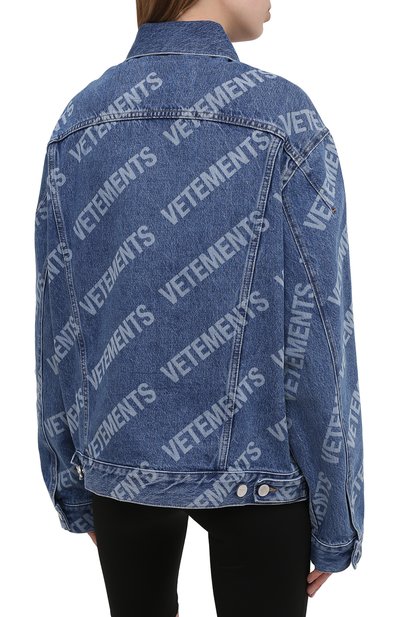 Джинсовая куртка VETEMENTS голубого цвета по цене 199500 руб., арт. UE51JA350B 2803/W, фото 4 Джинсовая куртка VETEMENTS, арт. UE51JA350B 2803/W, фото 4
