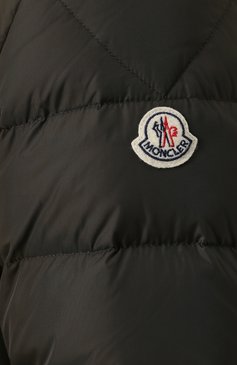 Мужская пуховик cluny MONCLER зеленого цвета, арт. C2-091-41380-25-68352 | Фото 5 (Материал внешний: �Пух и перо, Синтетический материал; Статус проверки: Проверена категория; Материал подклада: Синтетический материал; Мужское Кросс-КТ: Пуховик-верхняя одежда, Верхняя одежда, пуховик-короткий; Длина (верхняя одежда): До середины бедра; Рукава: Длинные; Кросс-КТ: Куртка; Ювелирные украшения: Назначено; Драгоценные камни: Проставлено; Материал сплава: Проставлено; Стили: Кэжуэл)