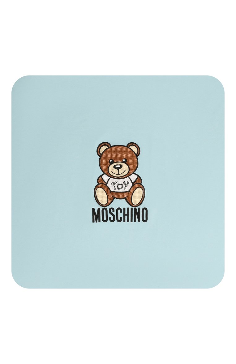 Детского хлопковое одеяло MOSCHINO голубого цвета, арт. MRB005/LCA34 | Фото 3 (Материал: Хлопок, Текстиль; Нос: Не проставлено; Региональные ограничения белый список (Axapta Mercury): Не проставлено)