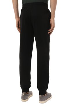 Мужские хлопковые джоггеры EMPORIO ARMANI черного цвета, арт. 111690/4R566 | Фото 4 (Длина (брюки, джинсы): Стандартные; Драгоценные камни: Проставлено; Материал внешний: Хлопок; Материал сплава: Проставлено; Силуэт М (брюки): Джоггеры; Стили: Кэжуэл)