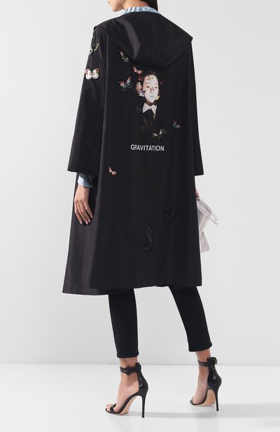 Плащ с принтом VALENTINO черного цвета по цене 527500 руб., арт. SB3CA3Y04S7, фото 2 Плащ с принтом VALENTINO, арт. SB3CA3Y04S7, фото 2