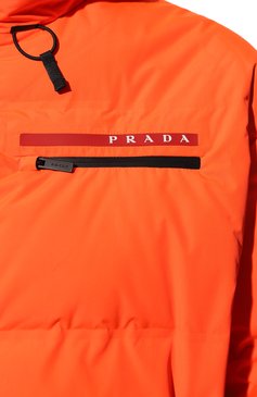 Мужская пуховик PRADA оранжевого цвета, арт. SGB258-1VFD-F0XNL-192 | Фото 5 (Материал внешний: Синтетический материал; Стили: Кэжуэл; Длина (верхняя одежда): До середины бедра; Рукава: Длинные; Материал утеплителя: Пух и перо; Мужское Кросс-КТ: пуховик-короткий; Материал сплава: Проставлено; Драгоценные камни: Проставлено)