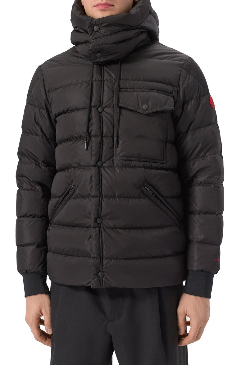 Мужская пуховая куртка MONCLER черного цвета, арт. 1B51E00/539ZD | Фото 3 (Длина (верхняя одежда): Короткие; Материал внешний: Синтетический материал; Материал утеплителя: Пух и перо; Рукава: Длинные; Материал подклада: Синтетический материал; Мужское Кросс-КТ: Куртка-пуховая, пуховик-короткий; Кросс-КТ: Пуховик, Куртка; Стили: Кэжуэл)