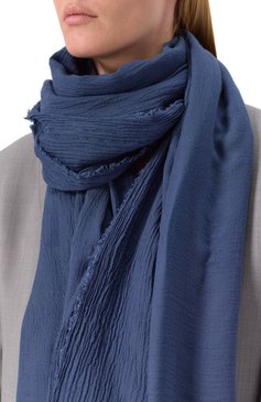 Женский шарф EMPORIO ARMANI синего цвета, арт. EW001869/AF15678 | Фото 2 (Материал: Текстиль; Нос: Не проставлено; Автоматизация состава: Проставлено)