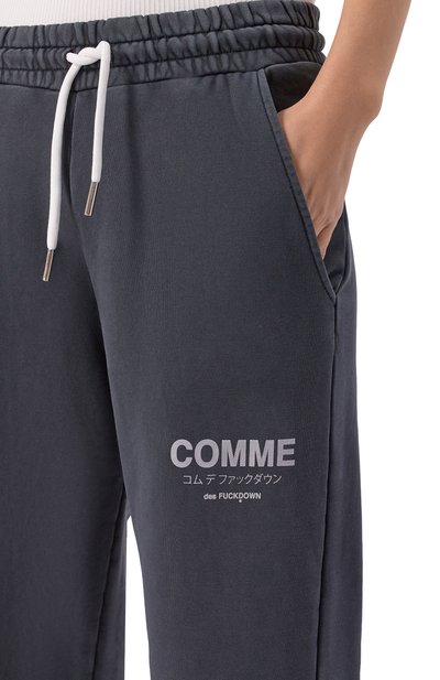 Хлопковые брюки COMME DES FUCKDOWN темно-серого цвета по цене 18300 руб., арт. CFABW01581, фото 5 Хлопковые брюки COMME DES FUCKDOWN, арт. CFABW01581, фото 5