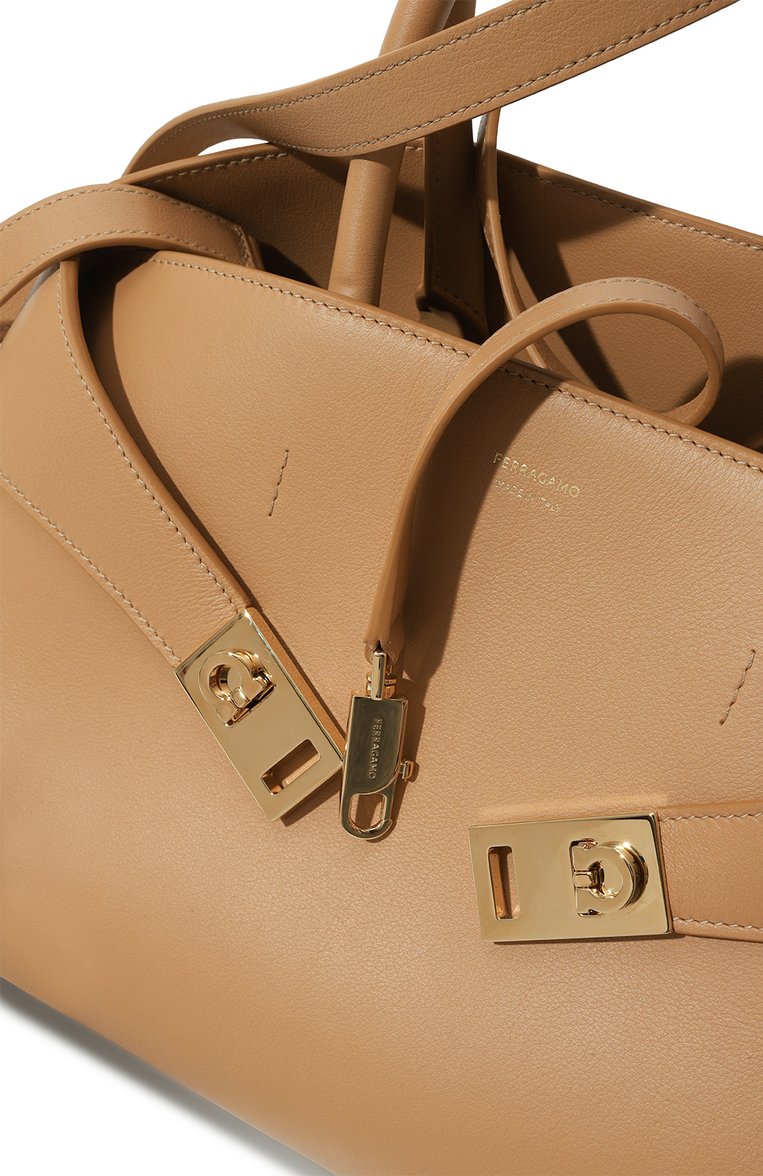 Женская сумка hug medium FERRAGAMO бежевого цвета, арт. 215608/769 | Фото 3 (Материал: Натуральная кожа; Ремень/цепочка: На ремешке; Автоматизация состава: Проставлено; Автоматизация ТО: Проставлено; Размер: medium)