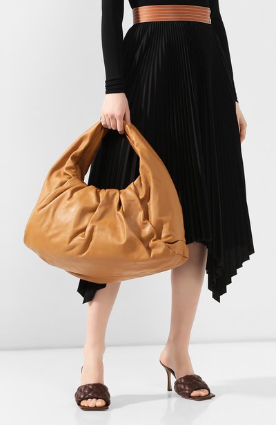 Сумка shoulder pouch medium BOTTEGA VENETA светло-бежевого цвета по цене 287000 руб., арт. 607984/VCP40, фото 2 Сумка shoulder pouch medium BOTTEGA VENETA, арт. 607984/VCP40, фото 2