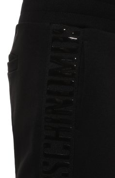 Мужские хлопковые джоггеры MOSCHINO черного цвета, арт. A6713/9410 | Фото 5 (Материал сплава: Проставлено; Длина (брюки, джинсы): Стандартные; Драгоценные камни: Проставлено; Материал внешний: Хлопок; Силуэт М (брюки): Джоггеры; Стили: Кэжуэл)