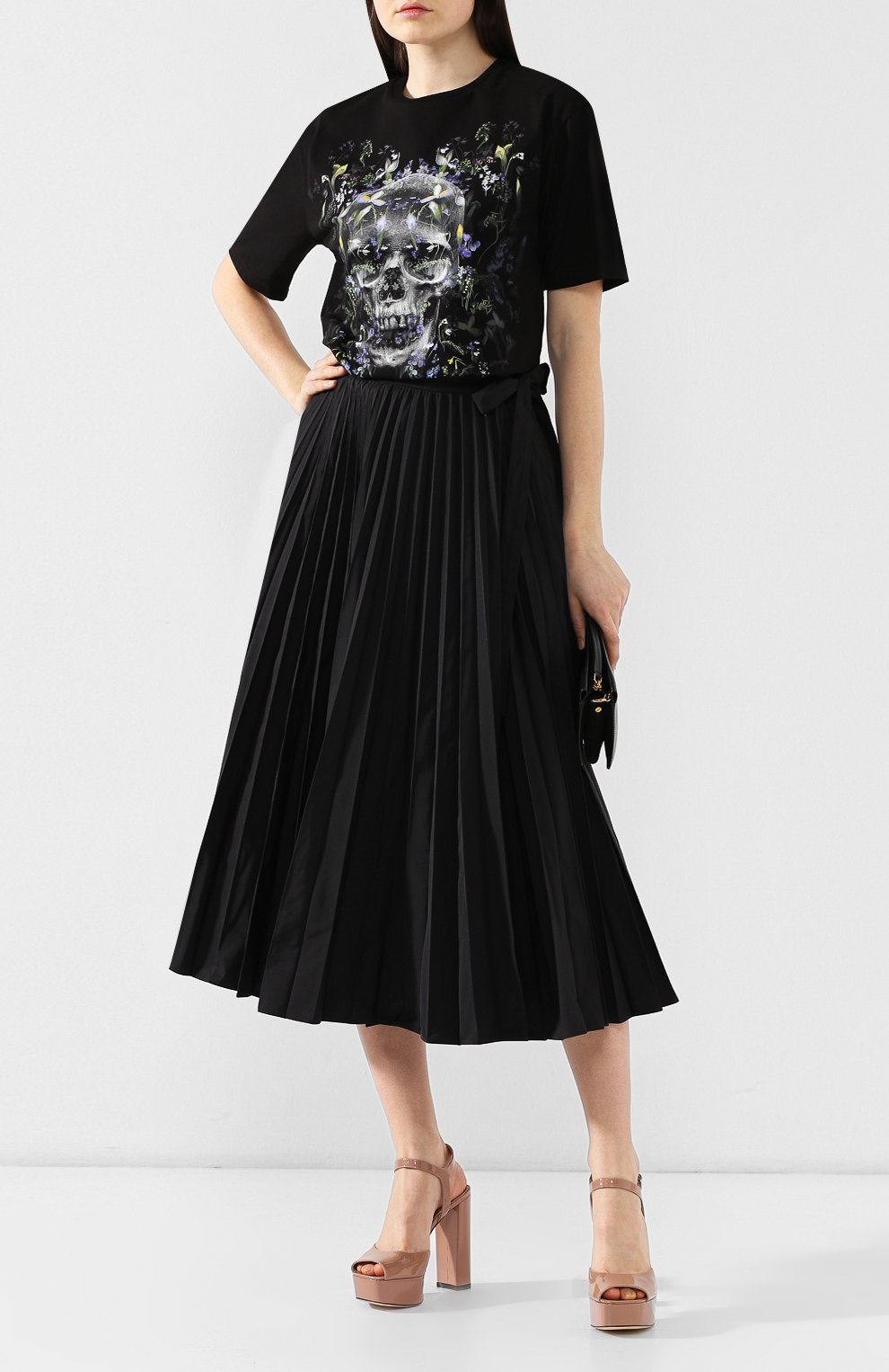 Хлопковая футболка ALEXANDER MCQUEEN черного цвета по цене 29050 руб., арт. 571749/QMZ45, фото 2 Хлопковая футболка ALEXANDER MCQUEEN, арт. 571749/QMZ45, фото 2