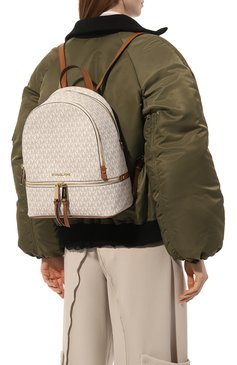 Женский рюкзак rhea  MICHAEL MICHAEL KORS кремвого цвета, арт. 30S7GEZB1B | Фото 2 (Стили: Кэжуэл; Размер: medium; Материал сплава: Проставлено; Драгоценные камни: Проставлено; Материал: Канва)