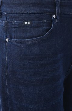 Мужские джинсы BOSS синего цвета, арт. 50523240 | Фото 6 (Драгоценные камни: Проставлено; Материал сплава: Проставлено; Длина (брюки, джинсы): Стандартные; Силуэт М (брюки): Прямые; Детали: Делаве; Кросс-КТ: Деним; Материал внешний: Деним, Хлопок; Стили: Повседневный)