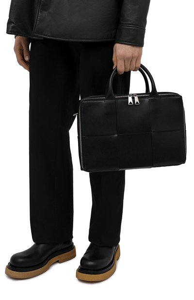 Кожаная сумка для ноутбука arco BOTTEGA VENETA черного цвета по цене 364500 руб., арт. 680120/VB1K1, фото 2 Кожаная сумка для ноутбука arco BOTTEGA VENETA, арт. 680120/VB1K1, фото 2