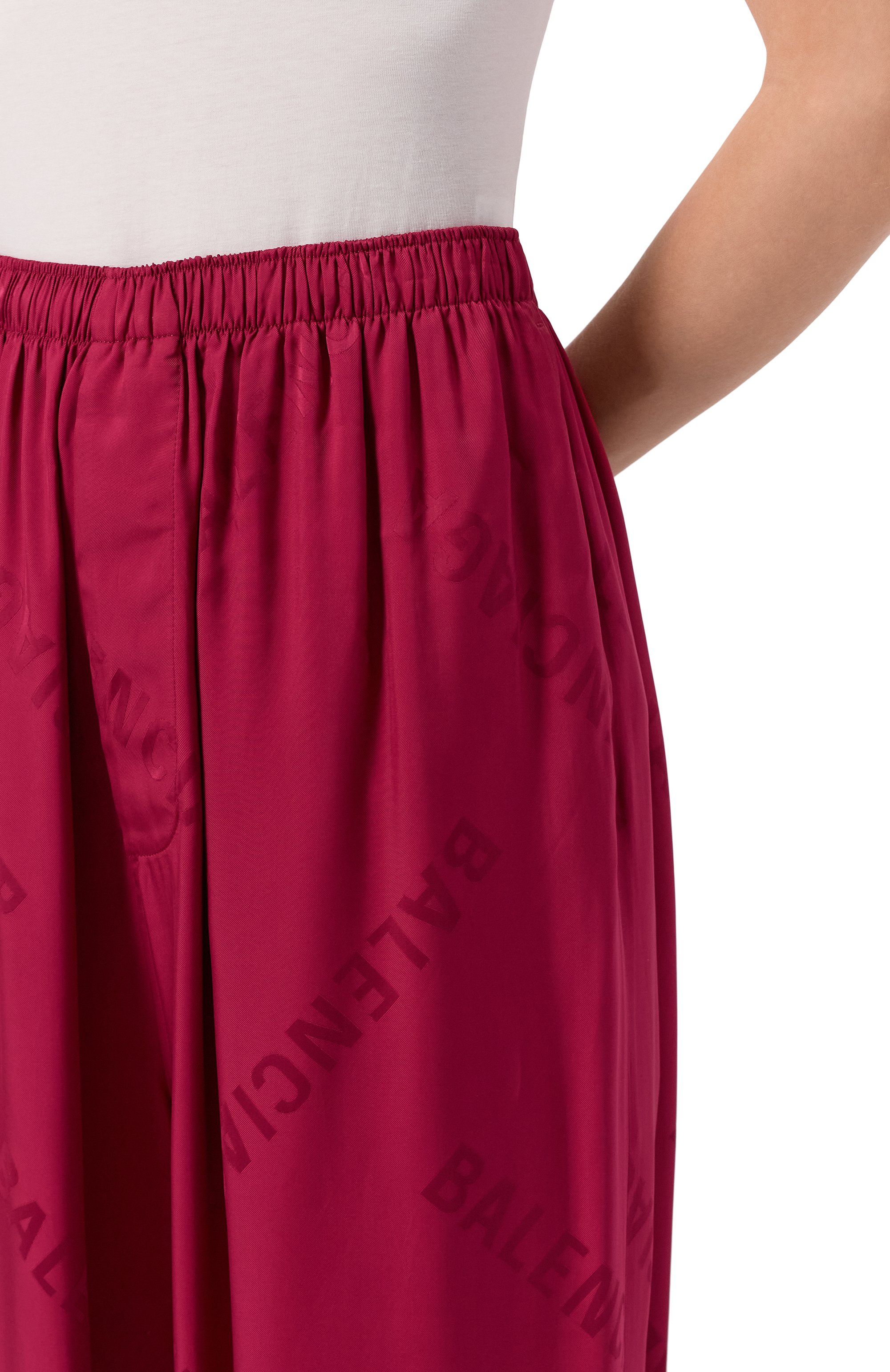 Атласные брюки BALENCIAGA бордового цвета по цене 188500 руб., арт. 681822/T0013, фото 5 Атласные брюки BALENCIAGA, арт. 681822/T0013, фото 5