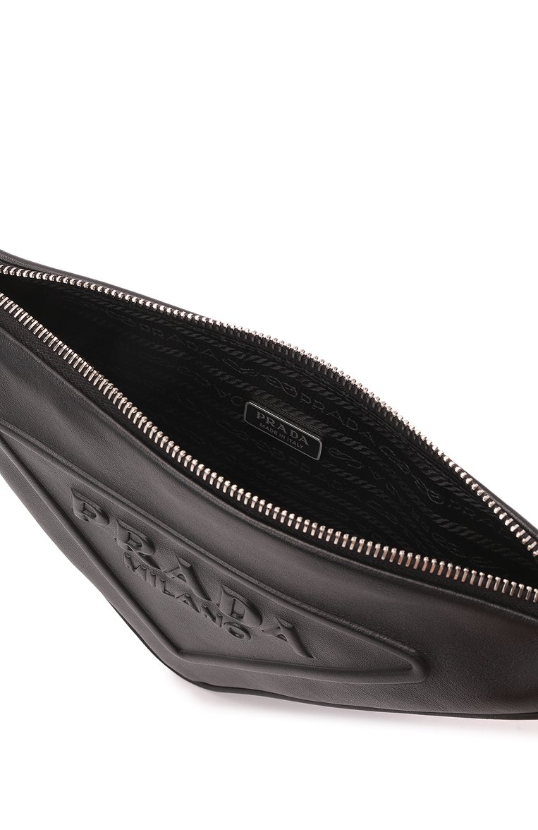 Женский клатч PRADA черного цвета, арт. 1NE039-2BYA-F0002 | Фото 4 (Размер: medium; Материал: Натуральная кожа; Женское Кросс-КТ: Клатч-клатчи; Нос: Не проставлено)