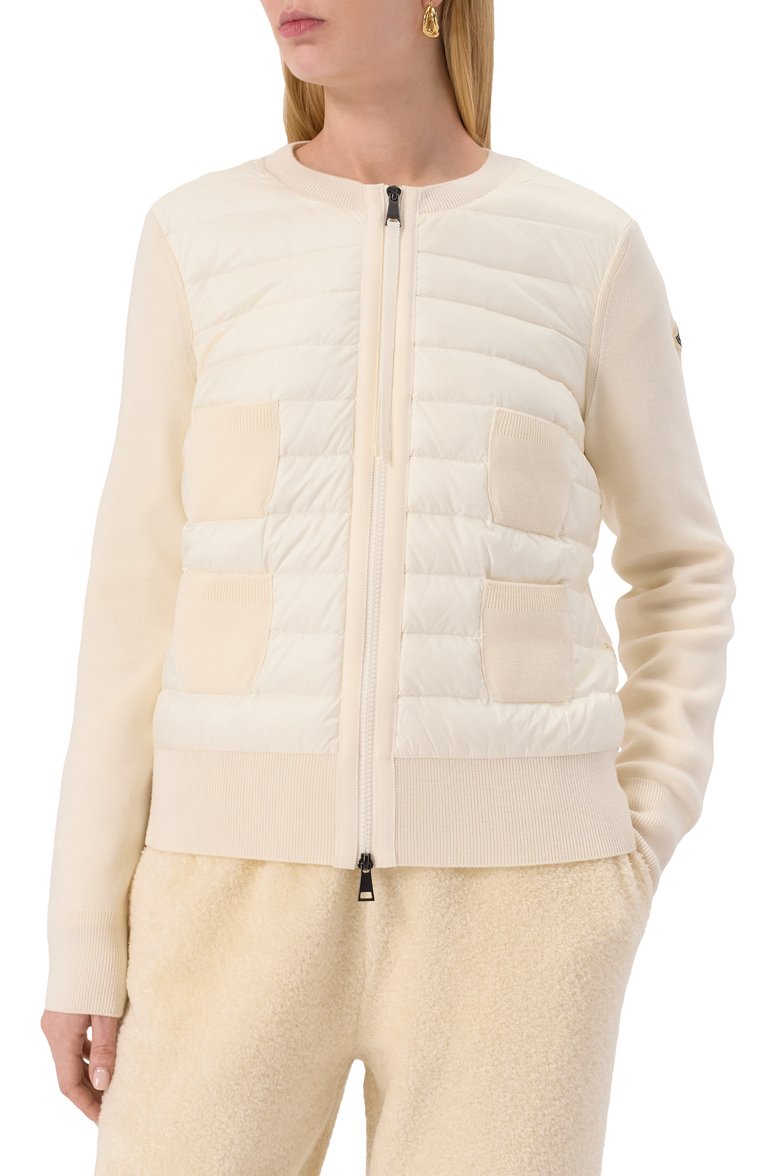 Женский комбинированный кардиган MONCLER кремового цвета, арт. 9B510-00-A9018 | Фото 3 (Материал сплава: Проставлено; Материал подклада: Синтетический материал; Рукава: Длинные; Материал утеплителя: Пух и перо; Драгоценные камни: Проставлено; Длина (для топов): Стандартные; Материал внешний: Шерсть, Синтетический материал; Женское Кросс-КТ: Кардиган-одежда; Стили: Кэжуэл)
