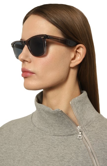 Женские солнцезащитные очки RAY-BAN серого цвета, арт. 2140-1355R5 | Фото 2 (Региональные ограничения белый список (Axapta Mercury): Не проставлено; Нос: Не проставлено)