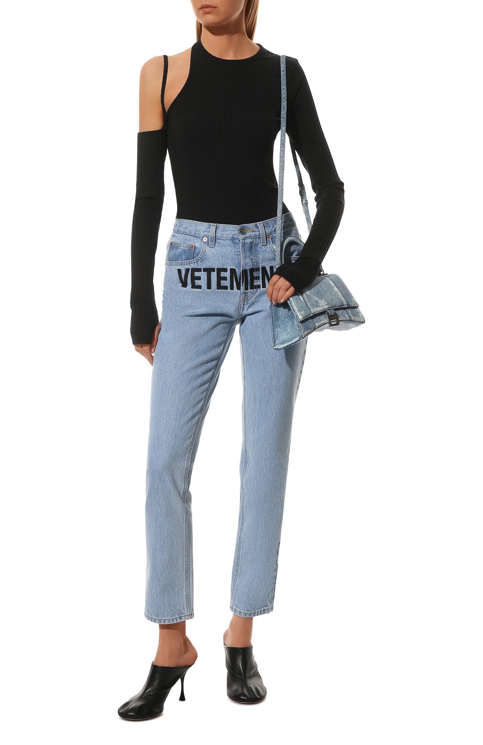 Джинсы VETEMENTS голубого цвета по цене 157000 руб., арт. WE52PA500N 2802/LIGHT BLUE, фото 2 Джинсы VETEMENTS, арт. WE52PA500N 2802/LIGHT BLUE, фото 2
