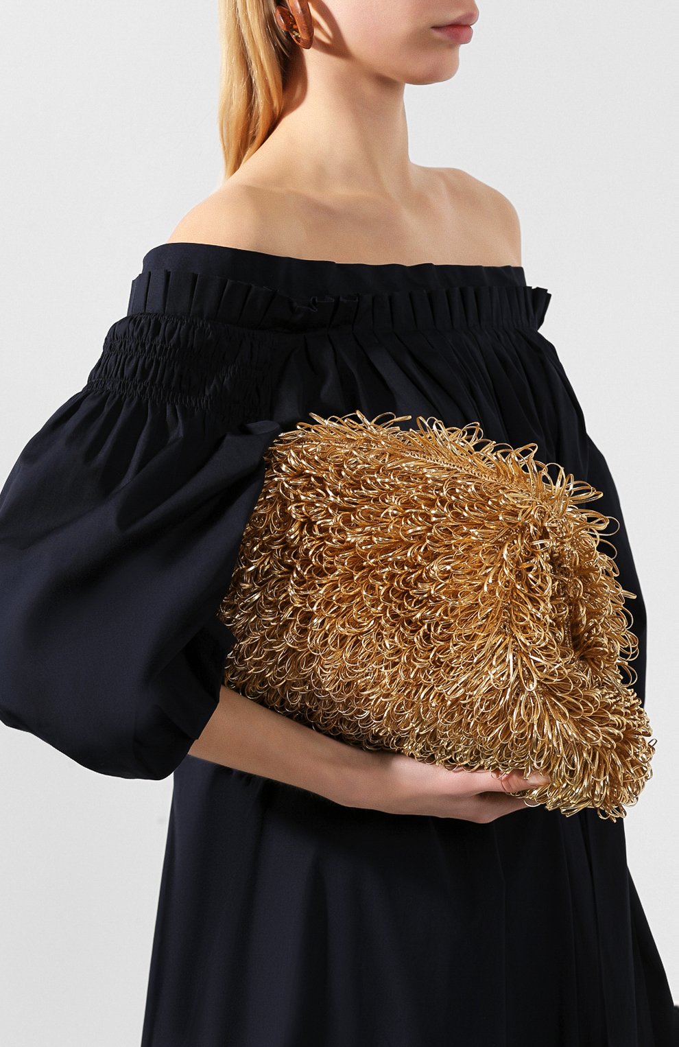 Клатч pouch BOTTEGA VENETA золотого цвета по цене 769000 руб., арт. 591968/VCQA0, фото 2 Клатч pouch BOTTEGA VENETA, арт. 591968/VCQA0, фото 2