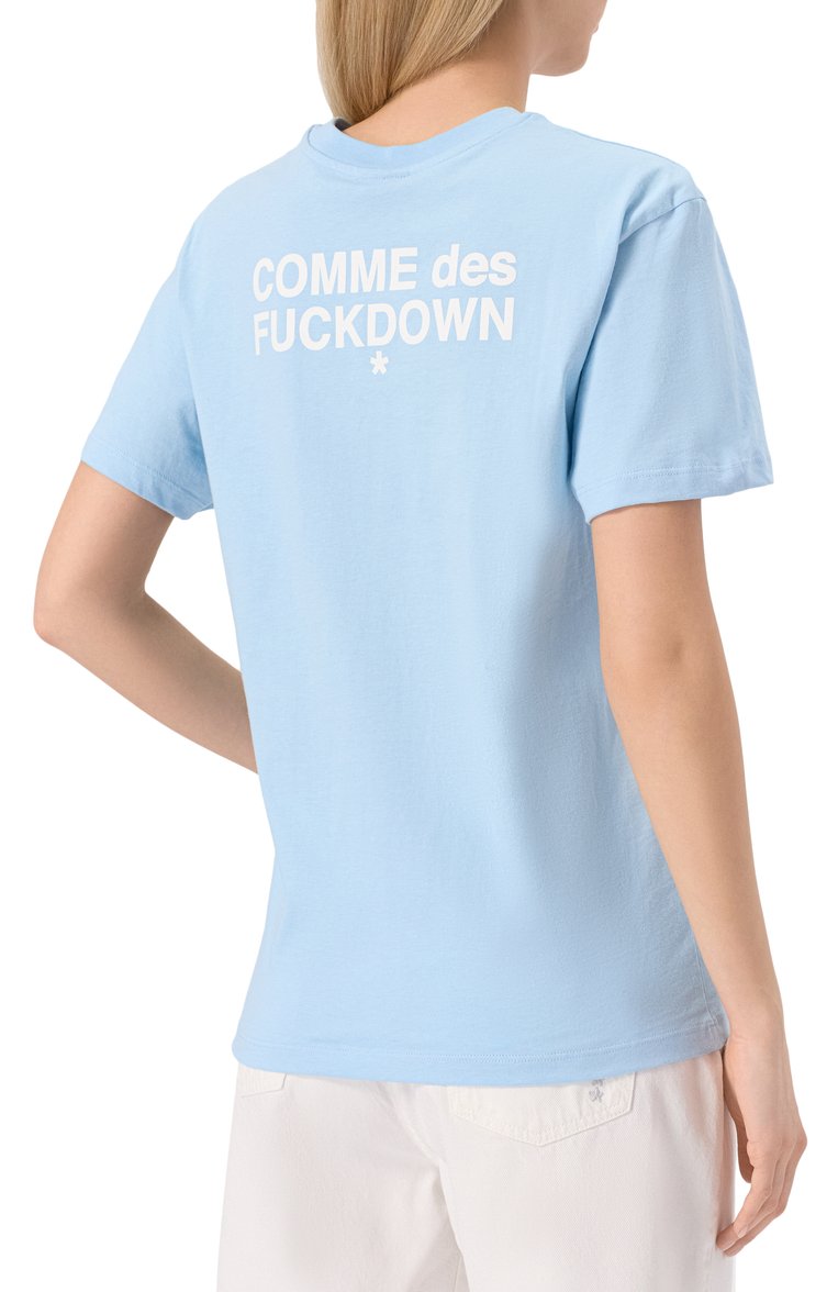 Женская хлопковая футболка COMME DES FUCKDOWN голубого цвета, арт. CFABW01221 | Фото 4 (Рукава: Короткие; Материал внешний: Хлопок; Длина (для топов): Стандартные; Стили: Гранж; Принт: С принтом; Автоматизация состава: Проставлено; Автоматизация ТО: Проставлено)