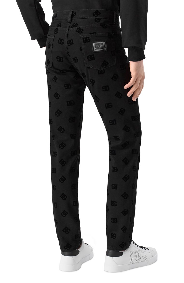Мужские джинсы DOLCE & GABBANA черного цвета, арт. GY07CD/G8MN6 | Фото 4 (Драгоценные камни: Проставлено; Материал сплава: Проставлено; Длина (брюки, джинсы): Стандартные; Детали: Принт; Стили: Кэжуэл; Силуэт М (брюки): Прямые; Материал внешний: Деним, Хлопок; Кросс-КТ: Деним)