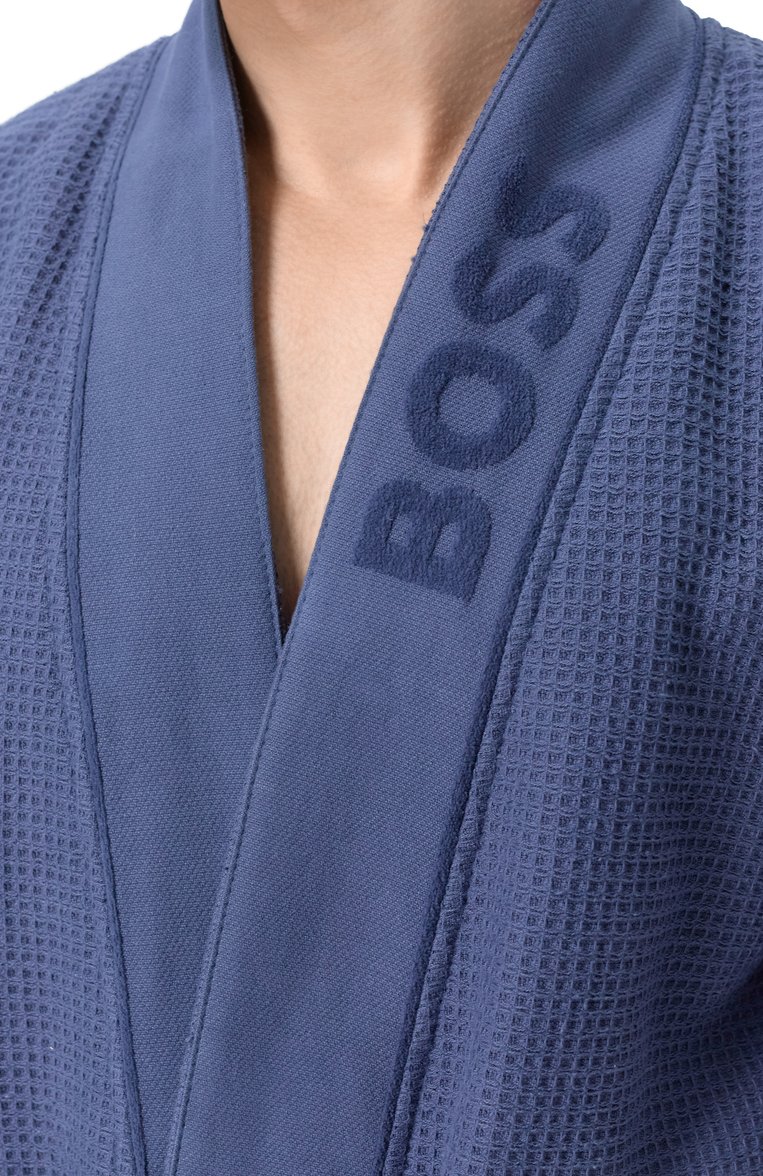Мужской халат из хлопка и вискозы BOSS синего цвета, арт. 50469787 | Фото 5 (Материал внешний: Вискоза, Хлопок; Рукава: Длинные; Драгоценные камни: Проставлено; Материал сплава: Проставлено; Длина (верхняя одежда): Длинные; Кросс-КТ: домашняя одежда)