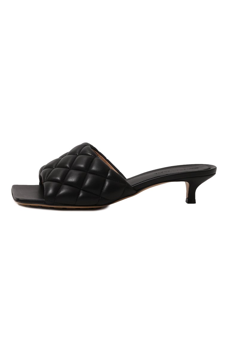 Женские кожаные мюли padded BOTTEGA VENETA черного цвета, арт. 729764/VBRR0 | Фото 4 (Материал сплава: Проставлено; Драгоценные камни: Проставлено; Подошва: Плоская; Каблук высота: Низкий; Материал внутренний: Натуральная кожа; Каблук тип: Kitten heel; Материал внешний: Натуральная кожа)