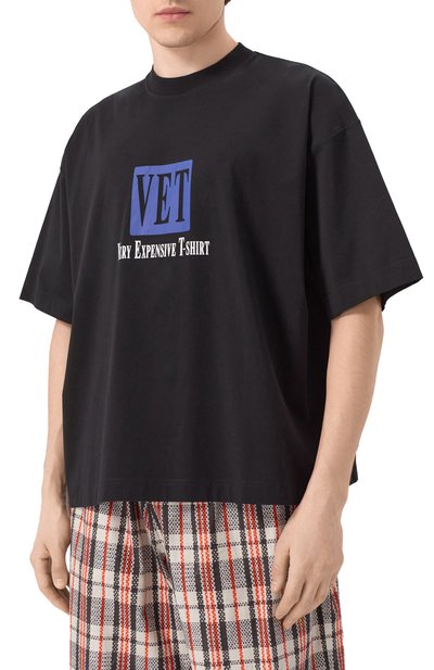 Хлопковая футболка VETEMENTS черного цвета по цене 61550 руб., арт. UA66TR685B, фото 3 Хлопковая футболка VETEMENTS, арт. UA66TR685B, фото 3