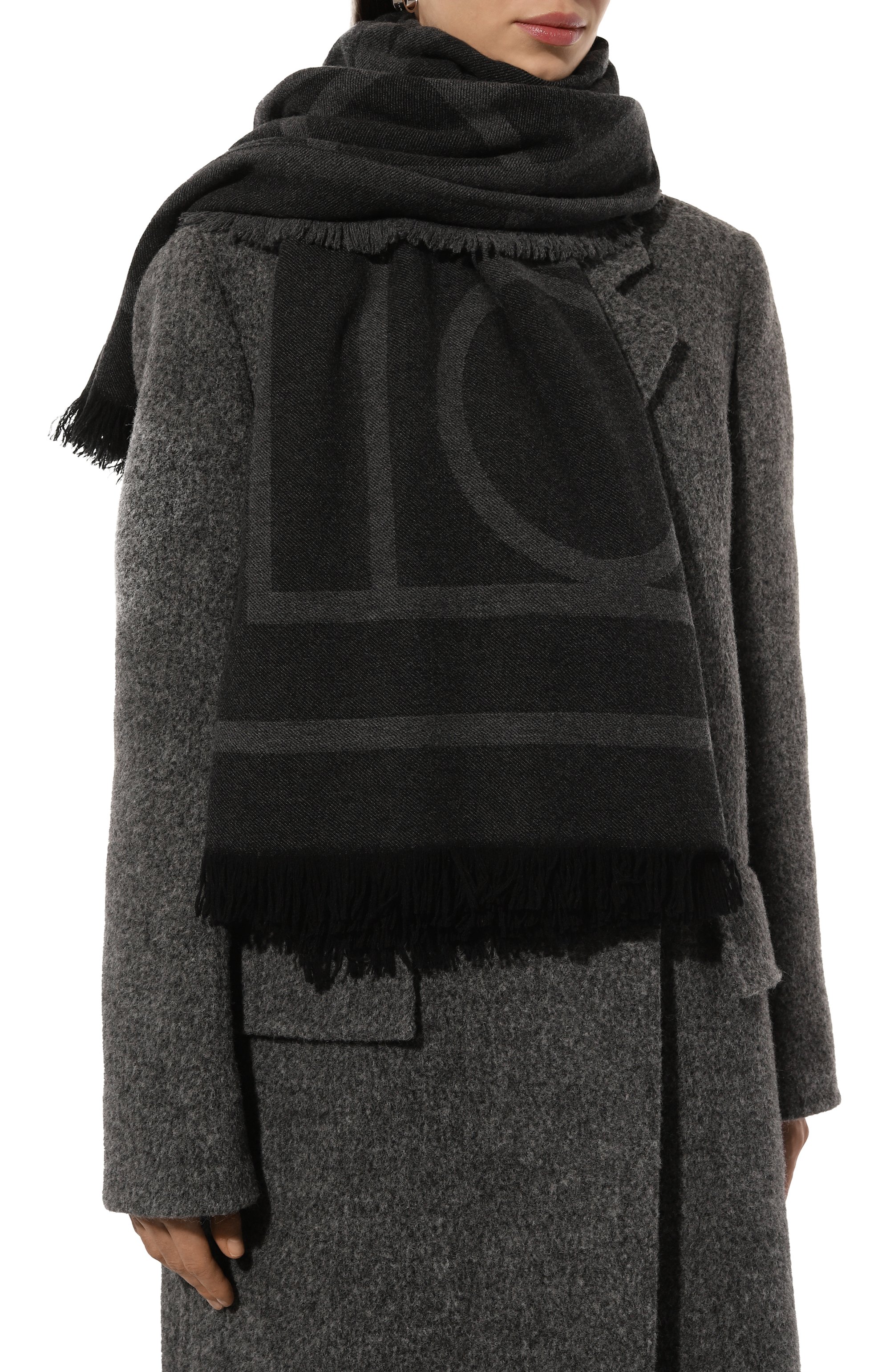 Шаль из шерсти и кашемира TOTEME темно-серого цвета по цене 47550 руб., арт. 213-894-808, фото 3 Шаль из шерсти и кашемира TOTEME, арт. 213-894-808, фото 3