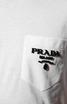 Мужская хлопковая футболка PRADA белого цвета, арт. UJN787-1Z53-F0009-221 | Фото 5 (Принт: Без принта; Рукава: Короткие; Длина (для топов): Стандартные; Материал сплава: П�роставлено; Материал внешний: Хлопок; Драгоценные камни: Проставлено; Стили: Кэжуэл)