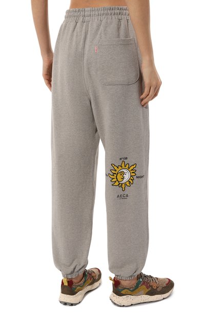 Хлопковые брюки AECA WHITE серого цвета по цене 17210 руб., арт. FWCMFWBDBSLSO004C0, фото 4 Хлопковые брюки AECA WHITE, арт. FWCMFWBDBSLSO004C0, фото 4