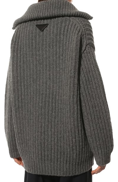 Шерстяной кардиган PRADA серого цвета по цене 225000 руб., арт. P25L25-100F-F0031-221, фото 4 Шерстяной кардиган PRADA, арт. P25L25-100F-F0031-221, фото 4