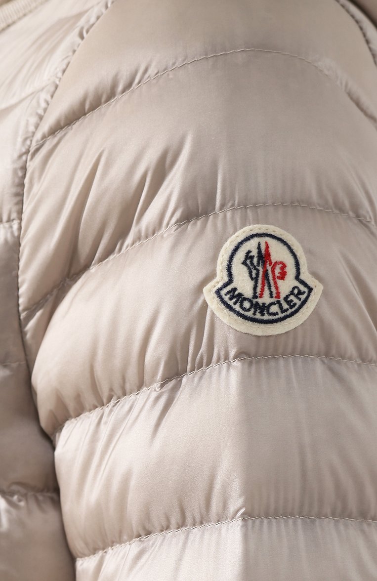 Женская пуховая куртка MONCLER светло-серого цвета, арт. E1-093-46908-99-53048 | Фото 5 (Рукава: Длинные; Женское Кросс-КТ: Пуховик-куртка; Материал утеплителя: Пух и перо; Длина (верхняя одежда): Короткие; Статус проверки: Проверено, Проверена категория; Материал внешний: Синтетический материал; Материал подклада: Синтетический материал; Кросс-КТ: Куртка, Утепленные; Драгоценные камни: Проставлено; Материал сплава: Проверено, Проставлено)