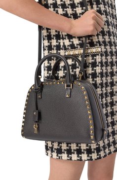 Женская сумка rockstud  VALENTINO черного цвета, арт. 6W2B0Q96/VSF | Фото 2 (Размер: medium; Материал: Натуральная кожа; Ремень/цепочка: На ремешке)