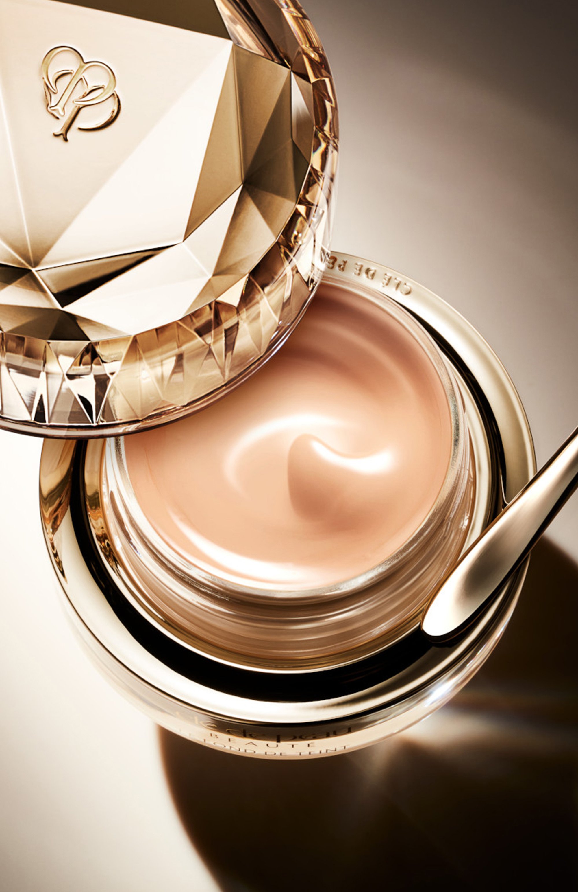 Тональный крем-уход, оттенок b40 (28ml) CLÉ DE PEAU BEAUTÉ цвета по цене 27920 руб., арт. 21468CP, фото 4 Тональный крем-уход, оттенок b40 (28ml) CLÉ DE PEAU BEAUTÉ, арт. 21468CP, фото 4